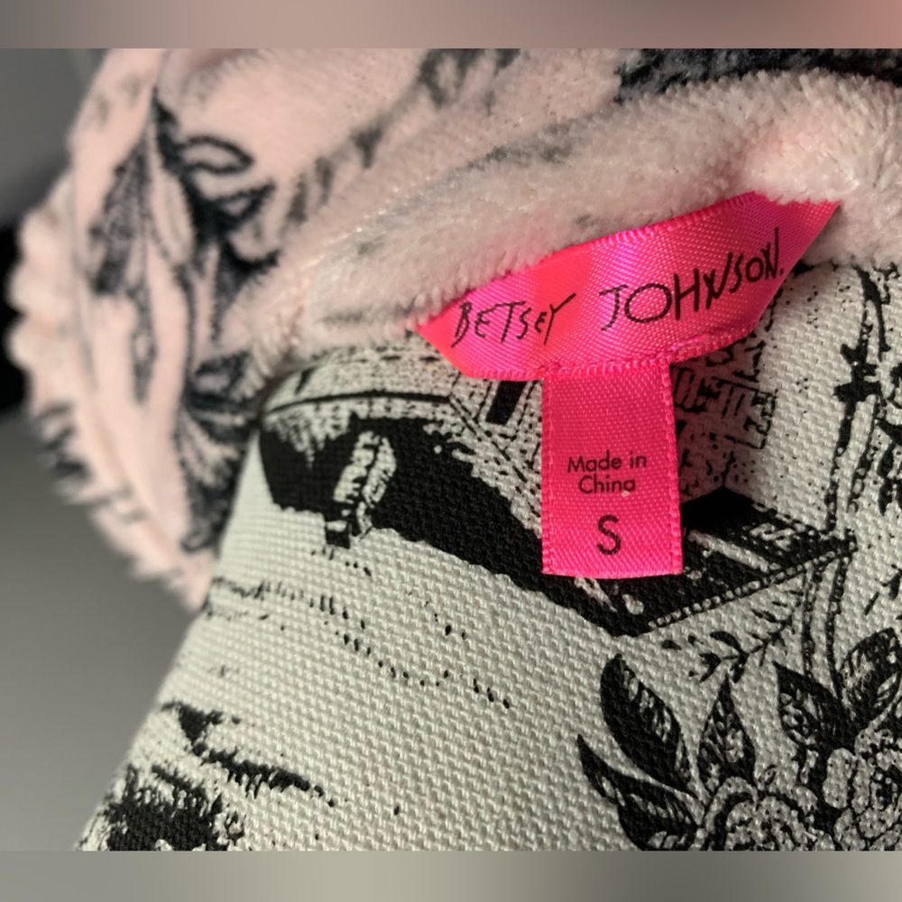 Pink Ruffled Robe Black Floral Print - Picture 4 of 4